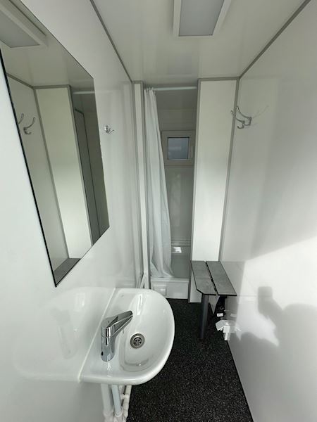 Type 900: Toilet & Badvogn med 6 bad og 5 urinaler