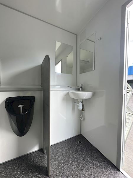 Type 900: Toilet & Badvogn med 6 bad og 5 urinaler