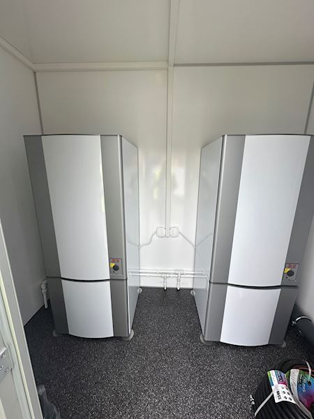 Type 900: Toilet & Badvogn med 6 bad og 5 urinaler