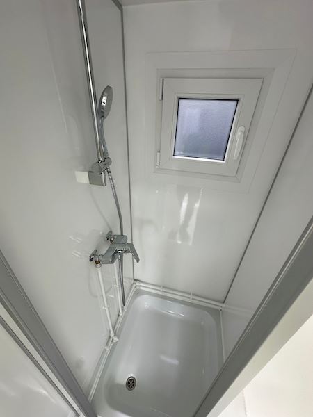 Type 900: Toilet & Badvogn med 6 bad og 5 urinaler